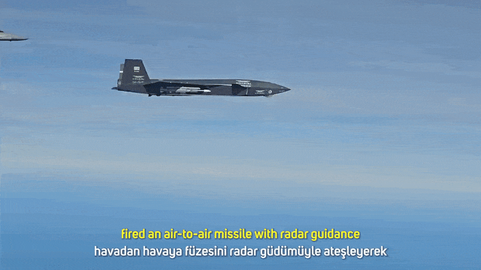 튀르키예 전투기급 무인전투기 ‘크즐엘마’가 흑해 상공에서 공대공 미사일을 발사하고 목표를 명중시키는 순간을 포착한 장면. 바이카르 유튜브