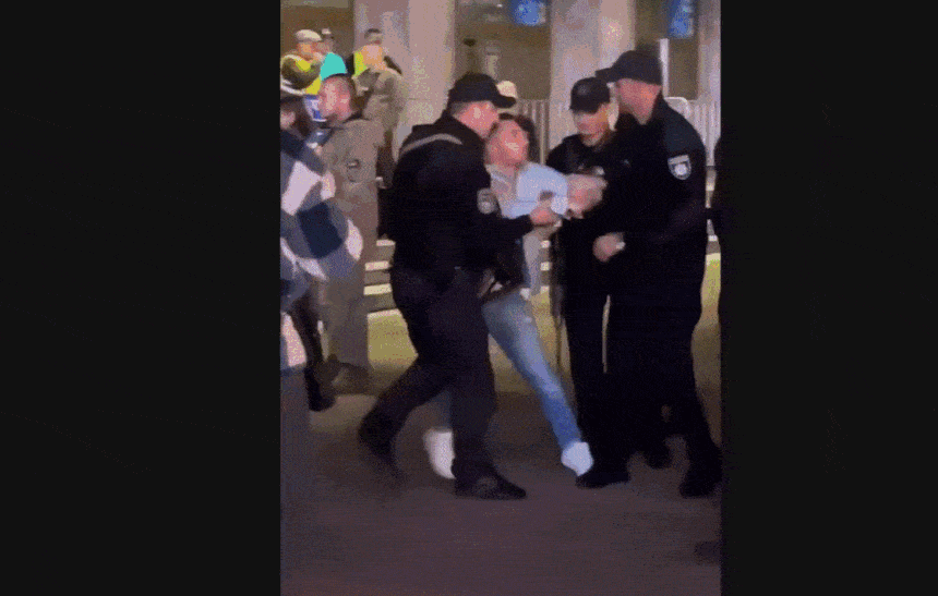 2024년 10월 우크라이나 수도 키이우의 한 콘서트장 밖에서 한 남성이 국가경찰에 의해 강제로 징집되어가는 모습. 라디오자유유럽 자료.