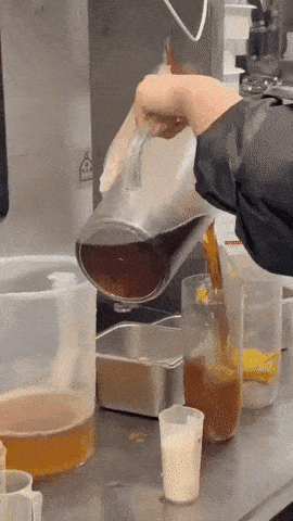 중국의 유명 음료 프랜차이즈의 한 직원이 맨손으로 음료를 만드는 장면을 직접 촬영해 현지에서 논란이 됐다. 웨이보 캡처