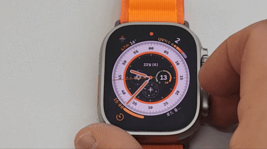 애플워치 울트라의 디지털 용두를 돌리면 야간 모드가 활성화 된다. /박성우 기자