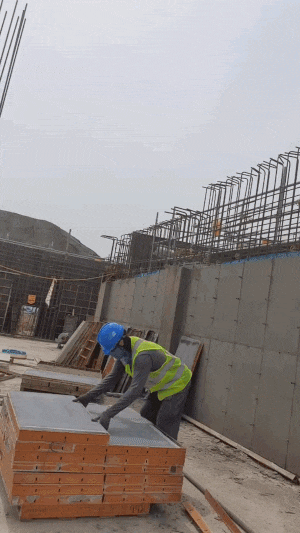 전 쇼트트랙 국가대표 김동성이 건설 현장 인부로 일하는 모습./인스타그램 캡쳐