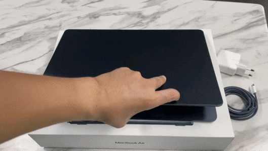 맥북 에어 15는 화면과 함께 트랙패드 크기도 키워 문서 및 영상 작업 활용도가 높다. /윤진우 기자