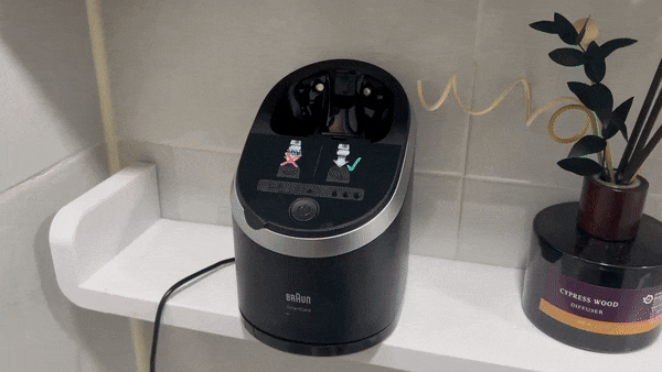 면도기를 스마트 케어센터에 놓으면 충전과 소독 작업이 동시에 이뤄진다. /김민국 기자