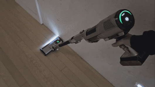 '클린센스 IQ+'로 바닥 가장자리를 청소하는 모습. 어두운 공간에서 자동으로 헤드라이트가 켜지고, 손잡이 상단 표시등에 청결도를 알리는 초록색 빛이 켜지고 있다./전병수 기자