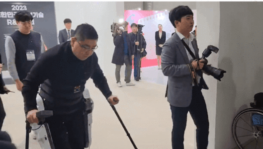 엔젤로보틱스의 장애인 운동보조 슈트형 로봇이 시연되고 있다. 영상=이소연 기자