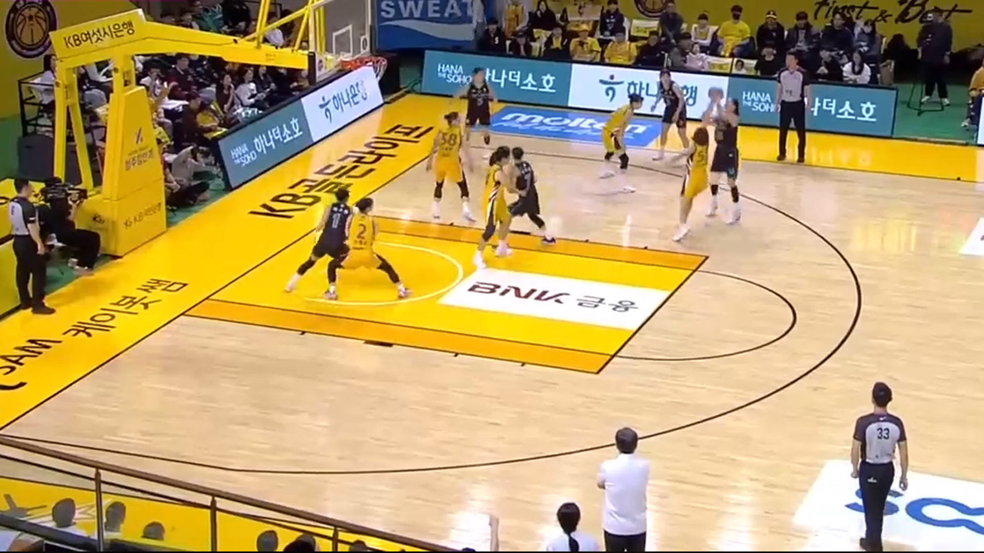 하나은행, 박지수 빠진 KB잡고 공동 1위 등극