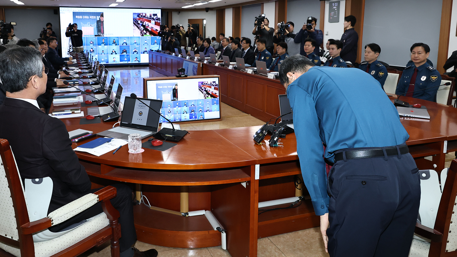 경찰 "위헌·위법 행위로 상처"…비상계엄 공식 사과