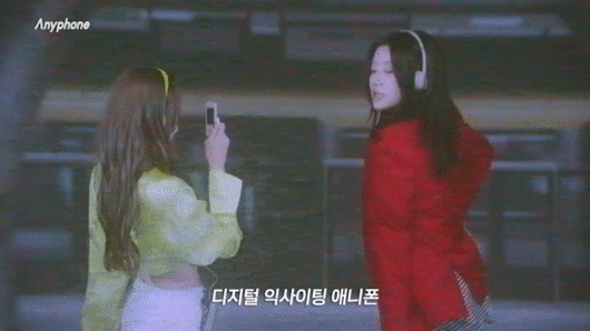 빌리(Billlie)가 삼성 '애니콜' 휴대폰 광고 패러디 영상 '애니폰'을 공개해 화제를 모으고 있다. [사진=빌리 '애니폰' 패러디 영상 캡쳐]