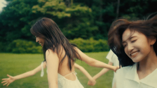 아이브의 신곡 프로모션 시작을 알리는 'I'VE SUMMER FILM' 영상이 공개돼 관심을 모으고 있다. [사진=아이브 'I'VE SUMMER FILM' 영상 캡쳐]