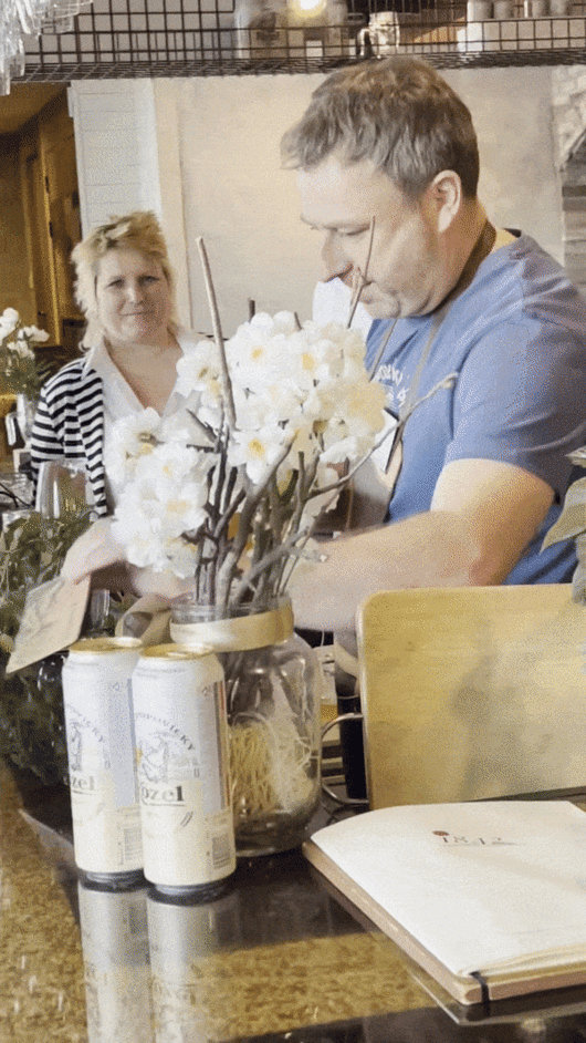 한편 루젝 수석 브루마스터는 13일 서울 용산 이태원에서 열린 미디어 간담회에서 직접 신제품 '코젤 화이트' 테이스팅을 진행하고 있다. [사진=백소연 기자]