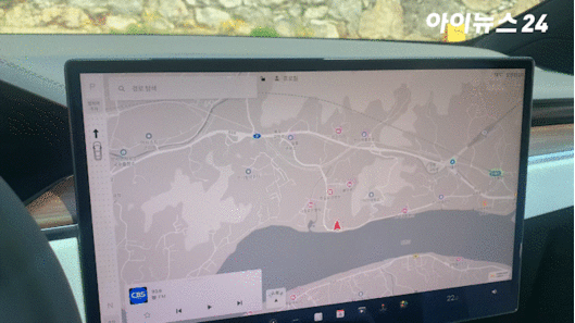 테슬라 '모델 X'는 변속 레버를 없애고 중앙의 터치스크린을 통해 변속기를 조작하도록 했다. [영상=김종성, 문수지 기자]