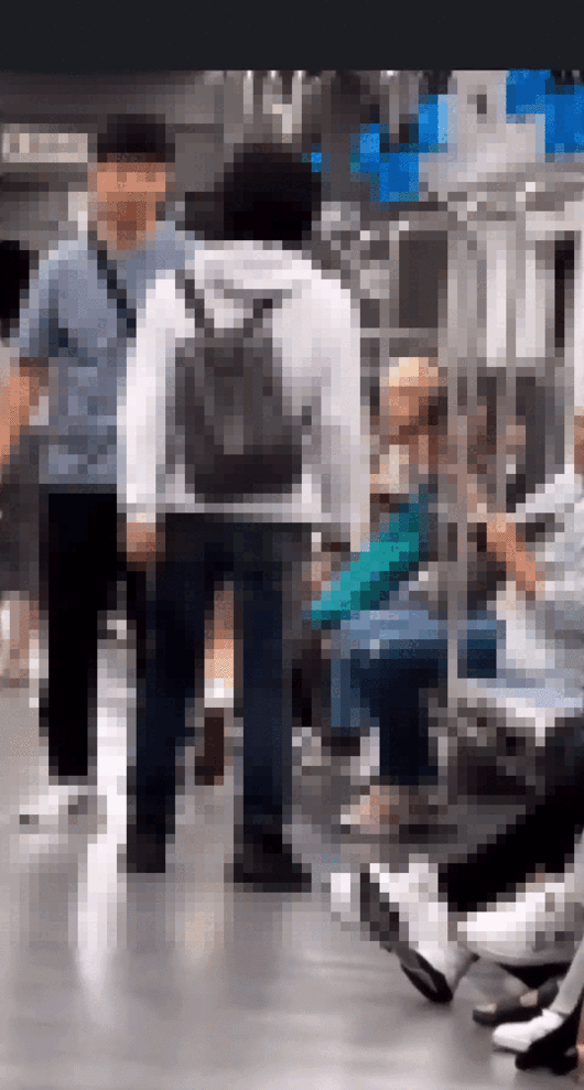 서울 지하철 4호선서 취객에게 발차기를 하는 남성 영상이 공개돼 화제가 되고 있다.  [영상=유튜브 '예딘']