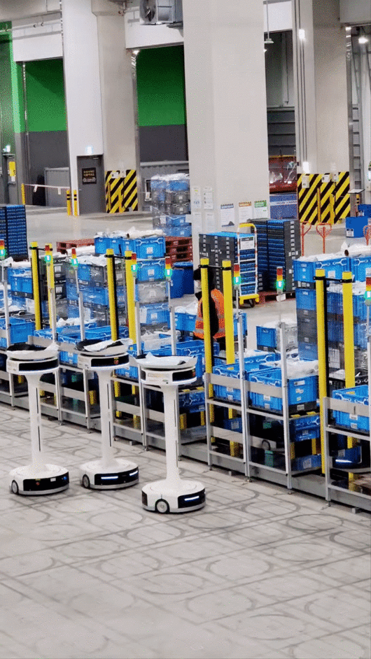 쿠팡의 대구FC에서 소팅봇들이 물류를 배송하고 있는 모습. [사진=김태헌 기자]