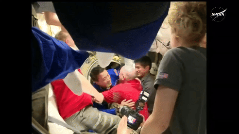 한국계 미국인 조니 김이 소유즈에서 내려 ISS에 체류중인 우주인과 반갑게 인사를 나누고 있다. [사진=NASA]