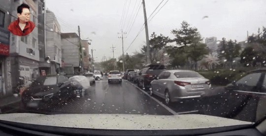 지난 12일 경기 안산시 상록구 한 골목에서 도로를 지나던 흰색 SUV 차량이 강풍으로 인해 도로로 밀려 나온 한 리어카와 충돌하는 사고가 발생했다. 영상은 유튜브 채널 '한문철TV' 캡처. [영상=유튜브 '한문철TV']