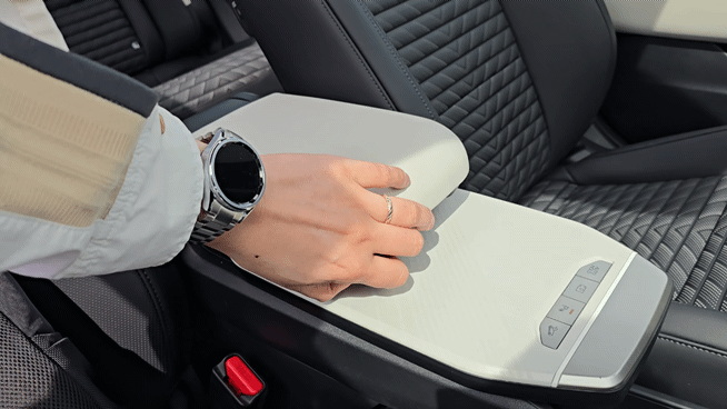 기아 'EV4' 슬라이딩 콘솔 테이블. [영상=김종성 기자]