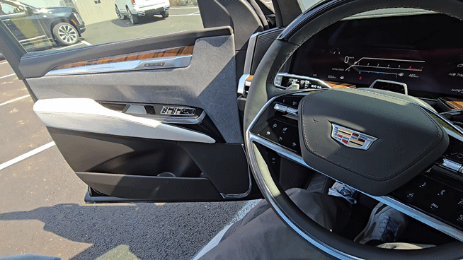 캐딜락 '더 뉴 에스컬레이드'의 운전석 문을 브레이크 페달을 밟아 닫는 모습. [사진=김종성 기자]