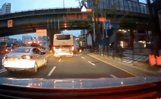 지난 22일 새벽, 부산 시내 한 도로에서 고가도로 밑 샛길로 차량을 마주 보며 역주행으로 지나가는 리어카의 모습이 포착됐다. 영상은 유튜브 채널 '한문철TV' 캡처. [영상=유튜브 '한문철TV']