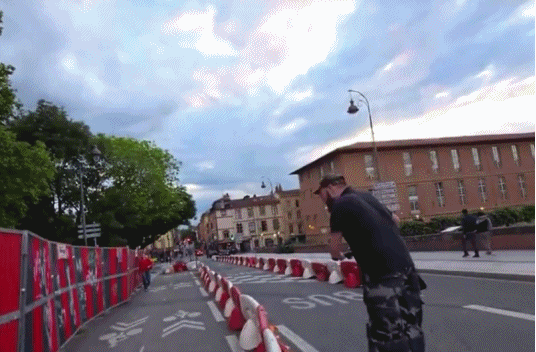 트위치에서 활동하는 한국인 여성 스트리머 '진니티'가 지난 7일 프랑스 남부 툴루즈에서 생방송하던 중 현지인 남성에게 욕설과 공격을 당했다. 영상은 진니티 방송화면 캡처. [사진=트위치 '진니티']