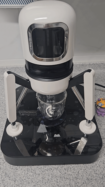 LG듀오보의 본체가 상하로 갈라지면서 커피 투입구가 열리고 있다. [사진=설재윤 기자]