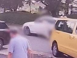 운전자 A씨가 창문을 붙잡은 B씨를 무시한 채 출발했다. [사진=연합뉴스TV 캡쳐]