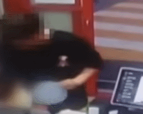 손님이 A씨 어머니의 얼굴에 떡볶이를 던졌다. [사진=JTBC '사건반장' 캡쳐]