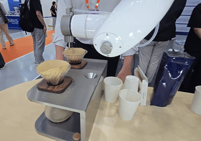 '스마트테크 코리아 2025' 두산로보틱스 부스에서 로봇이 커피를 내리고 있다. [사진=최란 기자]