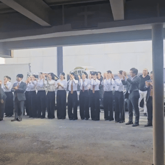 HDC현대산업개발 임직원들이 22일 오후 4시 30분 무렵 용산정비창 전면1구역의 시공권을 수주한 직후 환호하고 있다. 2025.06.22 [동영상=이효정 기자 ]