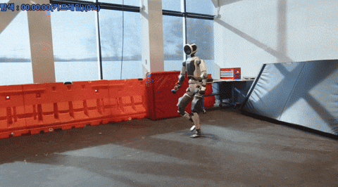 보스턴다이내믹스의 휴머노이드 로봇 '아틀라스'가 여러 동작을 선보이는 모습. [사진=보스턴다이내믹스 유튜브 채널]