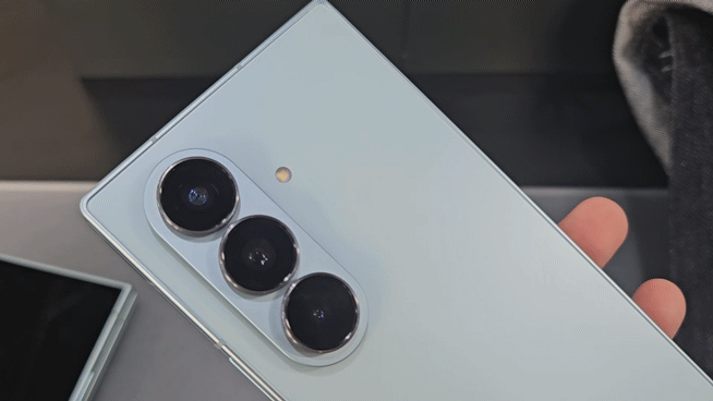 9일(현지시간) 미국 뉴욕 브루클린에 자리한 듀갈 그린하우스에서 열린 갤럭시 언팩에서 민트색 '갤럭시Z 폴드7'을 살펴보는 모습. 옆 테두리와 힌지, 카메라까지 민트색을 입혔다.[사진=박지은 기자]