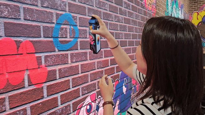 10일(현지시간) 미국 뉴욕 브로드웨이 500번지에 문을 연 '갤럭시 익스피리언스 스페이스'에서 디지털 그래피티 체험을 하는 모습. [사진=박지은 기자]