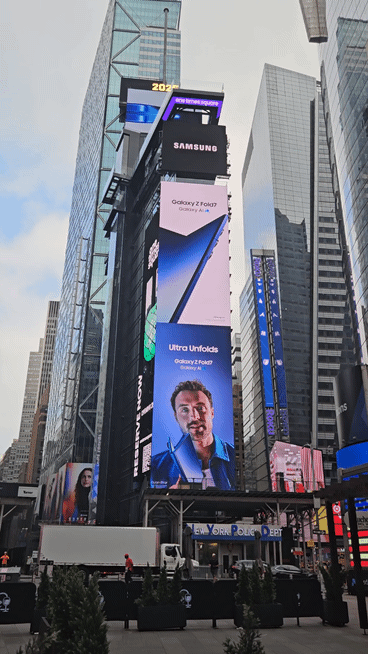 11일(현지시간) 미국 뉴욕 타임스스퀘어 광장에서 만난 갤럭시Z 폴드. [사진=박지은 기자]