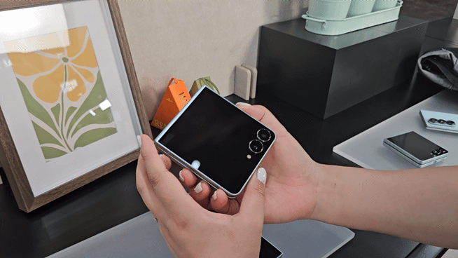 지난 9일(현지시간) 미국 뉴욕 브루클린에 자리한 듀갈 그린하우스에서 열린 갤럭시 언팩에서 '갤럭시Z 플립7'을 살펴보는 모습. [사진=박지은 기자]