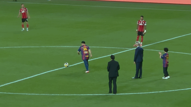 31일 '2025 FC바르셀로나 아시아투어–FC서울 친선경기'에서 시축하는 윤홍근 BBQ 회장. [사진=전다윗 기자]