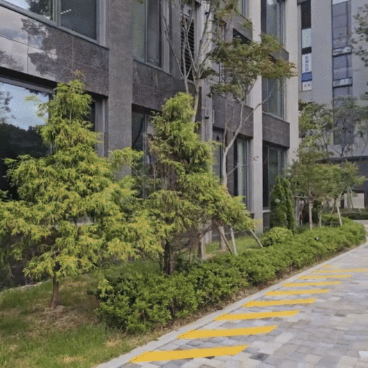 올림픽파크포레온의 또 다른 아파트 1층 세대가 쓰레기장을 정면으로 바라보고 있다. 2025.08.04 [동영상=이효정 기자 ]