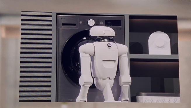 LG전자의 휴머노이드 로봇 'LG 클로이드'가 집안일을 돕는 모습.[사진=박지은 기자]