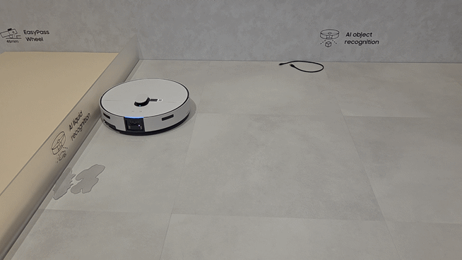 4일(현지시간) 미국 라스베이거스 윈 호텔에서 열린 ‘삼성 퍼스트 룩’ 전시관에 마련된 ‘비스포크AI 스팀’ 로봇청소기가 물 얼룩을 피해 이동하는 모습. [사진=박지은 기자]