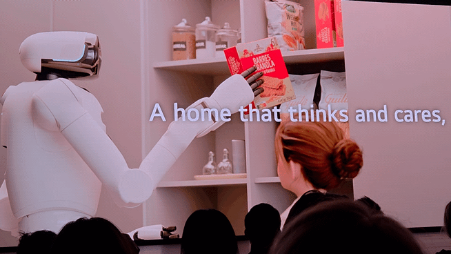 LG전자의 휴머노이드 로봇 'LG 클로이드'가 몸이 불편한 사용자를 돕는 모습.[사진=박지은 기자]