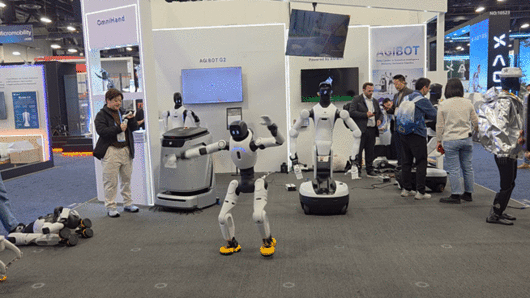 7일(현지시간) 열린 CES 2026 노스홀에서 에이지아이봇(AGI BOT)의 링시 X1 로봇이 음악에 맞춰 춤을 추는 모습. [사진=박지은 기자]