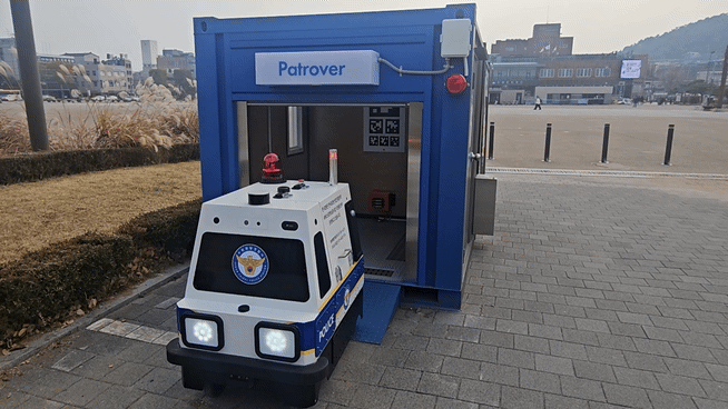 도구공간의 순찰로봇 팔달봇이 순찰을 마치고 재충전을 위해 외부 스테이션 안으로 향하고 있다. [사진=설재윤 기자]