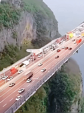 이른바 '설악산 유리 다리' 영상이 확산되고 있으나, 이 같은 다리는 존재하지 않는다. [사진=유튜브 캡처]