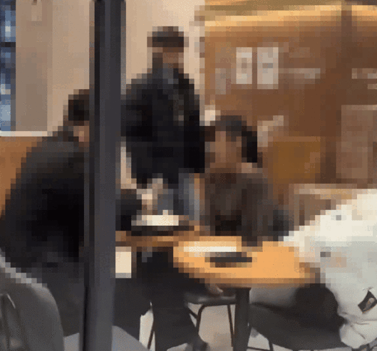 상가 건물을 돌아다니며 불특정 다수 여성을 상대로 추행을 한 30대가 경찰에 붙잡혔다. 영상은 해당 남성이 여성들을 추행하는 모습. [영상=스레드 갈무리]