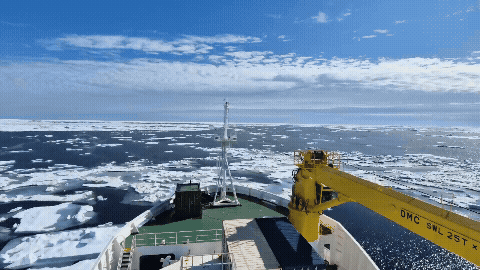 북극해를 탐험하고 있는 아라온호. [사진=극지연구소]