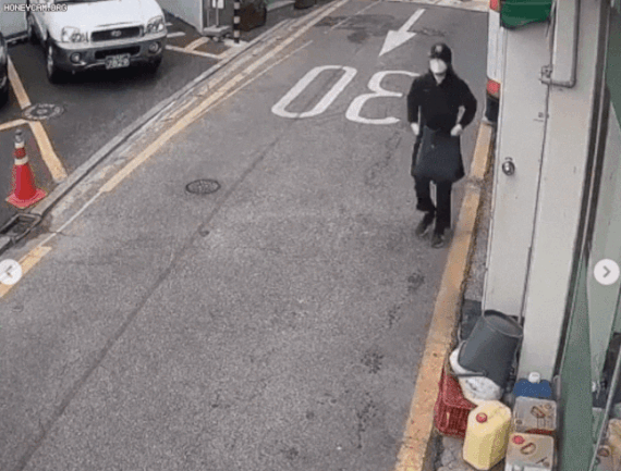 한 여성이 서울 영등포구에서 허위 전단을 붙이고자 이동하고 있다. 방송 화면 캡처