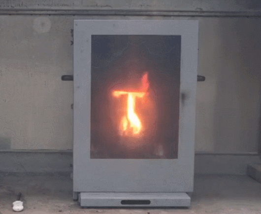 지난 3일 경기 김포시 지에프아이 공장에서 지에프아이의 자동소화 패드를 이용한 소화 시연이 이뤄지고 있다. 영상=장유하 기자