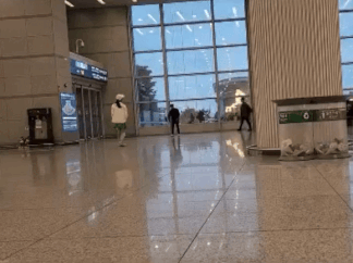 12일 온라인 커뮤니티 '보배드림' 인스타그램에 한 커플이 인천국제공항 청사 내부에 위치한 출입구 앞에서 테니스를 즐기는 영상이 올라왔다. /사진=온라인 커뮤니티 '보배드림' 인스타그램,뉴시스