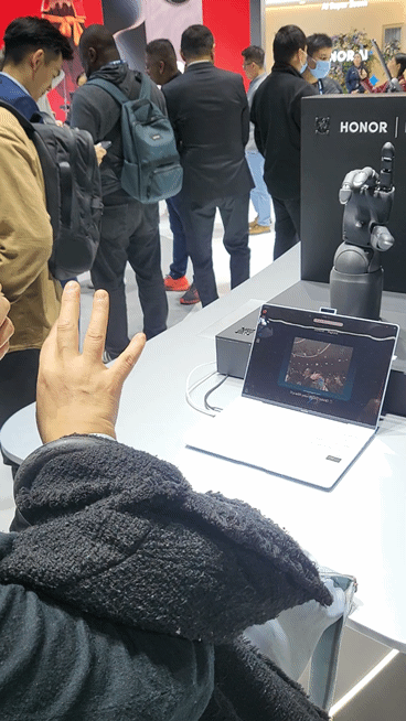 3일(현지시간) 스페인 바르셀로나에서 열린 MWC 2025 아너 전시관에서 관람객이 로봇 손을 체험하고 있다. 촬영=장민권 기자