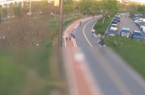 지난달 20일 오후 6시40분께 서울 여의도 한강공원 자전거 도로에서 자전거를 주행하던 남학생이 갑자기 튀어나온 여성 보행자와 부딪혀 사고가 발생했다./영상=유튜브 '한문철TV'