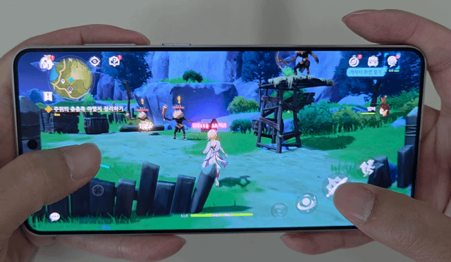갤럭시 S25 엣지로 '원신' 게임을 하는 모습. 사진=구자윤 기자