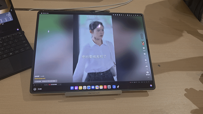 폴더블 노트북 '화웨이 메이트북 폴드 울티메이트'를 태블릿처럼 쓰는 모드에서 화면 전환하는 모습. 사진=구자윤 기자